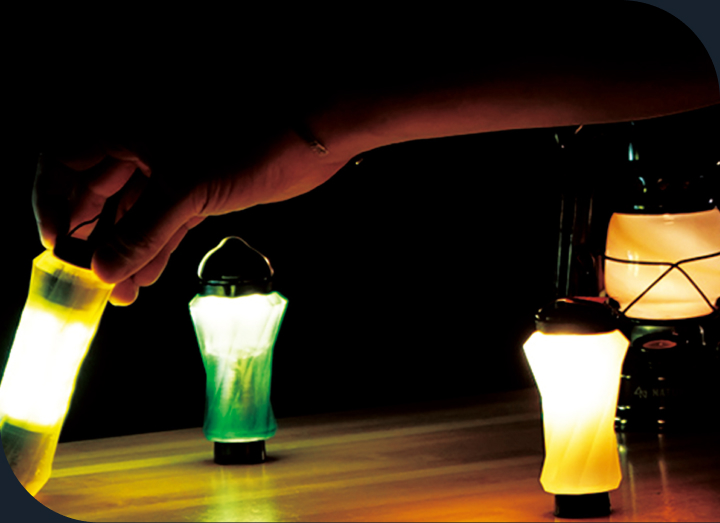 自然の中で灯るランタンのイメージ