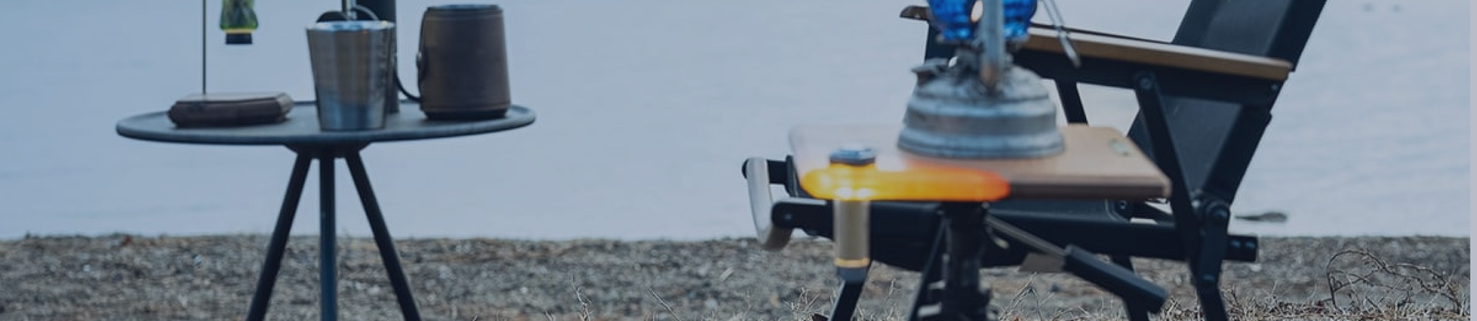 アウトドアシーンでのランタンとライト