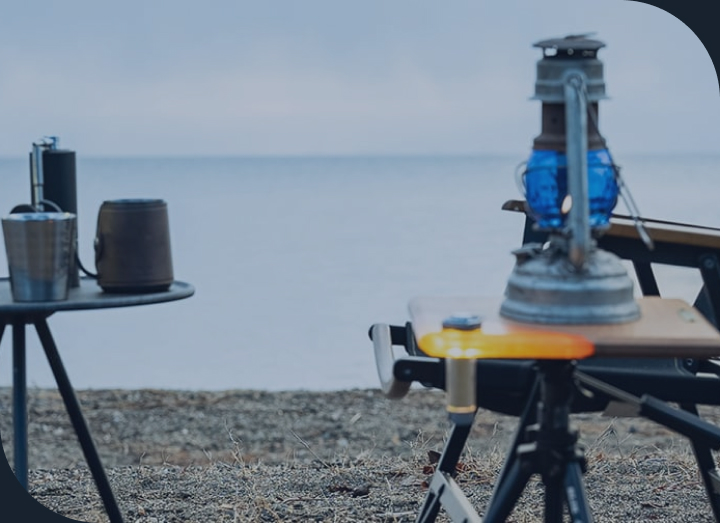 アウトドアシーンでのランタンとライト