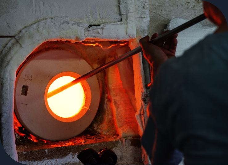 ランタンのホヤ制作の様子